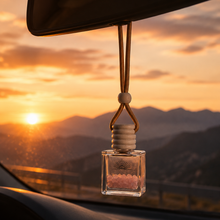 Cargar imagen en el visor de la galería, Difusor auto aroma La Boheme Concept Cuarzo Rosado para automóvil, con diseño elegante y detalles en rosa.