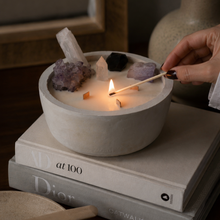 Cargar imagen en el visor de la galería, Velón de cemento con piedras de La Boheme Concept, vela decorativa y moderna en diseño minimalista.