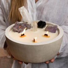 Cargar imagen en el visor de la galería, Velón de cemento con piedras decorativas, diseñado por La Boheme Concept, para ambientes elegantes y modernos.
