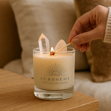 Cargar imagen en el visor de la galería, Vela de cuarzo cristal de La Boheme Concept con vela blanca y base de cristal, decorativa y relajante.

